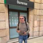 Pedro Guerra Instagram - Creamos hace unos años la Gira Pídeme para hacer partícipe a la gente de los Conciertos de una manera directa. Compras la entrada y pides la canción que quieres escuchar. El público se hace responsable del repertorio que cantas cada noche. La Pandemia nos sorprendió en México en una Gira de Pídeme. Tuvimos que volver apresuradamente a casa cancelando tres conciertos. A finales de 2022 retomamos este formato y ahí lo estamos llevando salas pequeñas de todo el país. Hoy, 26 de Mayo Pídeme en Salas llega a Ourense: 20:30 en el Liceo @liceodeourense Entradas: www.pedroguerra.com Link en Bio