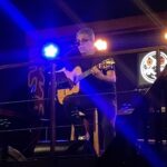 Pedro Guerra Instagram - El Encantador de Serpientes Pídeme en Salas @elbuholalaguna 12 05 23 el encantador de serpientes sabe como hacerte volver y siempre consigue que quieras querer que vuelvas y olvides el encantador de serpientes suena su entonado bambú te canta al oído canciones de amor canciones de olvido tu no sabes cómo escapar tu no sabes si hay que escapar ¿quién dijo que quiera escapar cansada y herida si suena la flauta de luz y de encanto yo caigo rendida el encantador de serpientes sabe de pedirte perdón y te hace promesas que te ahogan de amor volviéndote presa el encantador de serpientes es el rey del aparentar y dice mil veces ya voy a cambiar y te compadeces tu no sabes cómo escapar tu no sabes si hay que escapar ¿quién dijo que quiera escapar cansada y herida si suena la flauta de luz y de encanto yo caigo rendida