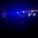 Pedro Guerra Instagram - Cuando Pedro Llegó Pídeme en Salas @elbuholalaguna 13 05 23 la ilusión se hizo latido y el latido un garbancito en su interior poco a poco el garbancito tuvo dedos labios ojos corazón la inquietud golpeaba el nido culebrillas en el vientre de mamá y la resta de los días fue sumando vida contra la ansiedad hubo fiesta en las flores se inundaron los cauces de todos los ríos y al unísono todas las voces hablaron de amor se brindó en las tabernas se encendieron farolas en pueblos perdidos y las musas brindaron canciones cuando Pedro llegó la emoción cuadró su rumbo la cabeza entre los pliegues del amor rompió en luz un mes de julio y el tic tac del mundo dio su aprobación la ilusión cumplió sus cuentas del latido a la caricia del dolor la mirada que despierta guarda en su inocencia todo lo que soy hubo fiesta en las flores se inundaron los cauces de todos los ríos y al unísono todas las voces hablaron de amor se brindó en las tabernas se encendieron farolas en pueblos perdidos y las musas brindaron canciones cuando Pedro llegó
