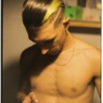 Pedro LaDroga Instagram - Aki estoy viendo/pasando lista de kien viene hoy Viernes 23 Dic, al concierto/fiesta @locomotionclub en Sevilla, k me kanto unos temasos y también pincho, con un line up prexxxioxo 🖤✨También tamos sorteando par de entradas dobles para el show y el afterrr 🎫🔥 Solo tienes que: -Compartir la publicación en tus stories -Etiquetar con quien irias -Seguir a @locomotionclub 🙏🏽Solo eso🙏🏽 Pd: También salió ya el docu de Skydrvg3.0, solo tienes que ir a yt 🤾🏽 SALA X
