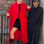 Pedro Pascal Instagram – L’unica cosa migliore di indossare i tuoi vestiti è l’approvazione del tuo sguardo. @pppiccioli @maisonvalentino