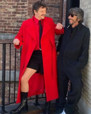 Pedro Pascal Instagram - L'unica cosa migliore di indossare i tuoi vestiti è l'approvazione del tuo sguardo. @pppiccioli @maisonvalentino