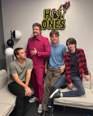Pedro Pascal Instagram - Burnt Boyz. 

Gracias to the @firstwefeast familia for inviting this familia into all the sauce. 

💇‍♂️💄 @cocoullrich 
👕👖 @mrfabioimmediato
📸 @cocoullrich
