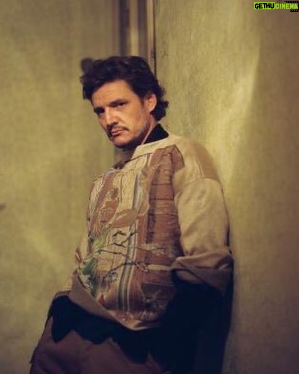 Pedro Pascal Instagram - Loewe, Loewe y más Loewe. Pero cheer up un poco, Pascal. #SoloMercurio @loewe @loewe_perfumes @magazinelavanguardia. Photos: @branislavsimoncik Styling: @kralicek Pelo: @cocoullrich Maquillaje: @bcorso