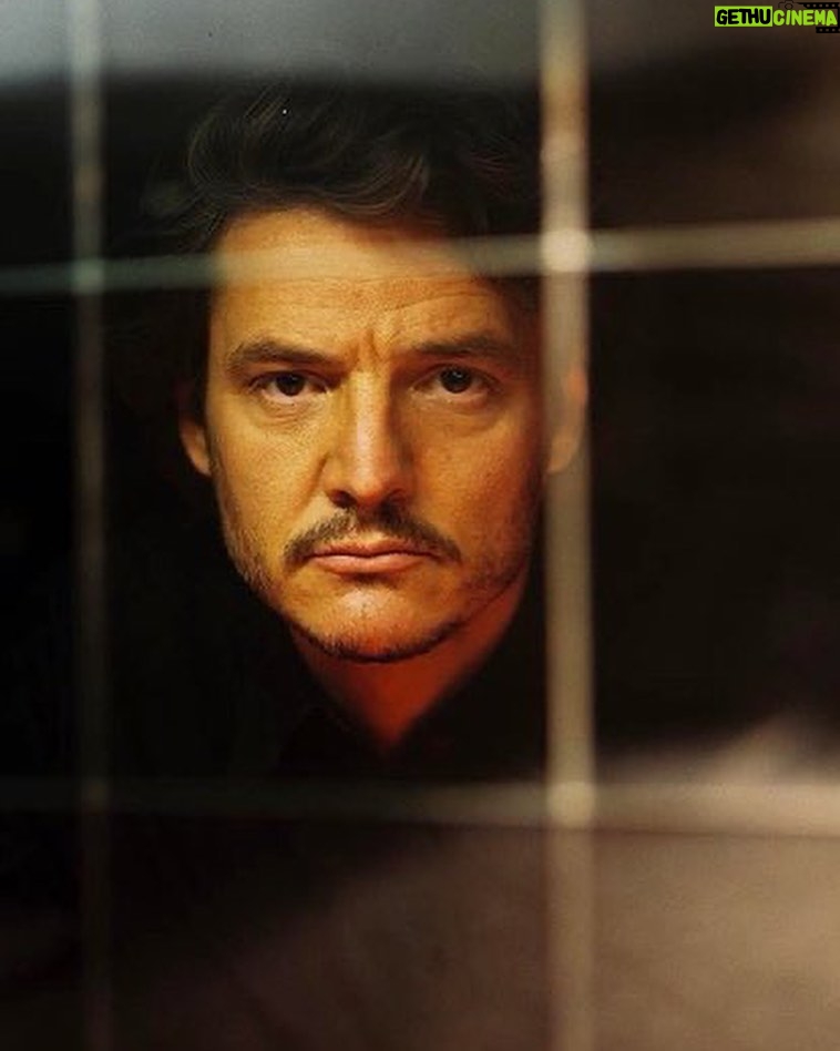 Pedro Pascal Instagram - Loewe, Loewe y más Loewe. Pero cheer up un poco, Pascal. #SoloMercurio @loewe @loewe_perfumes @magazinelavanguardia. Photos: @branislavsimoncik Styling: @kralicek Pelo: @cocoullrich Maquillaje: @bcorso