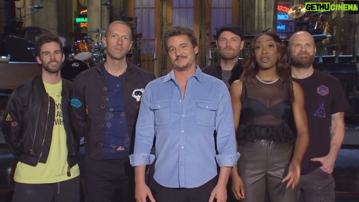 Pedro Pascal Instagram - Esta noche en #SNL con esta guapa @eggyboom y los huevoncitos ricos de @coldplay #SaturdayNightLive !!!