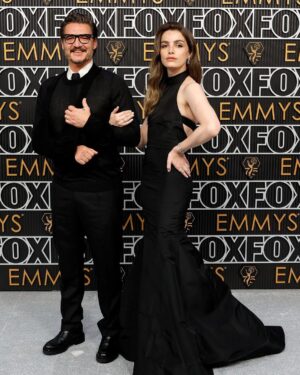 Pedro Pascal Instagram - She can paint the daytime black. @luxpascal_ y yo en los #Emmys @televisionacad , familia #TimBurton 

Her:  @oscardelarenta @cphcarolinapizarro 

Me:  #custom @maisonvalentino @cocoullrich @julieragolia