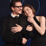 Pedro Pascal Instagram - She can paint the daytime black. @luxpascal_ y yo en los #Emmys @televisionacad , familia #TimBurton Her: @oscardelarenta @cphcarolinapizarro Me: #custom @maisonvalentino @cocoullrich @julieragolia