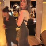 Pedro Pascal Instagram – She can paint the daytime black. @luxpascal_ y yo en los #Emmys @televisionacad , familia #TimBurton 

Her:  @oscardelarenta @cphcarolinapizarro 

Me:  #custom @maisonvalentino @cocoullrich @julieragolia