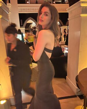 Pedro Pascal Instagram - She can paint the daytime black. @luxpascal_ y yo en los #Emmys @televisionacad , familia #TimBurton 

Her:  @oscardelarenta @cphcarolinapizarro 

Me:  #custom @maisonvalentino @cocoullrich @julieragolia