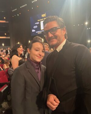 Pedro Pascal Instagram - She can paint the daytime black. @luxpascal_ y yo en los #Emmys @televisionacad , familia #TimBurton 

Her:  @oscardelarenta @cphcarolinapizarro 

Me:  #custom @maisonvalentino @cocoullrich @julieragolia