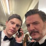 Pedro Pascal Instagram - She can paint the daytime black. @luxpascal_ y yo en los #Emmys @televisionacad , familia #TimBurton Her: @oscardelarenta @cphcarolinapizarro Me: #custom @maisonvalentino @cocoullrich @julieragolia