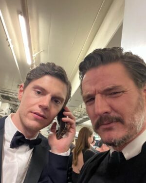 Pedro Pascal Instagram - She can paint the daytime black. @luxpascal_ y yo en los #Emmys @televisionacad , familia #TimBurton 

Her:  @oscardelarenta @cphcarolinapizarro 

Me:  #custom @maisonvalentino @cocoullrich @julieragolia