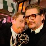 Pedro Pascal Instagram - She can paint the daytime black. @luxpascal_ y yo en los #Emmys @televisionacad , familia #TimBurton Her: @oscardelarenta @cphcarolinapizarro Me: #custom @maisonvalentino @cocoullrich @julieragolia
