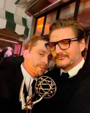 Pedro Pascal Instagram - She can paint the daytime black. @luxpascal_ y yo en los #Emmys @televisionacad , familia #TimBurton 

Her:  @oscardelarenta @cphcarolinapizarro 

Me:  #custom @maisonvalentino @cocoullrich @julieragolia