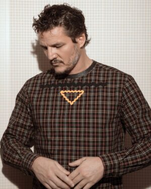 Pedro Pascal Instagram - Flaunt. It. @flauntmagazine 

📸 @cschoonover 
👕👖 @chloehartstein @loropiana 
💄💇‍♂️ @cocoullrich