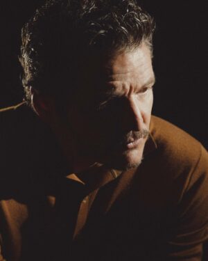 Pedro Pascal Instagram - Flaunt. It. @flauntmagazine 

📸 @cschoonover 
👕👖 @chloehartstein @loropiana 
💄💇‍♂️ @cocoullrich