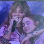 Pedro Ribeiro Instagram – Um dia, numa acalorada conversa sobre música portuguesa, o seu mérito, a sua força, a sua importância na vida de todos nós, ouvi alguém perguntar, em tom de escárnio:
“Quem é que vais pôr no palco principal do Alive? A Deslandes, não?!”
Hoje todos vimos. A resposta foi dada esta tarde, sim com a @carolinadeslandes e também com a igualmente brilhante @tinoco.barbara a derrubarem preconceitos e a mostrarem o seu imenso talento num palco onde, é verdade, todos os anos temos músicos portugueses. E bem.
O público a cantar tudo de cor. Razão e coração na forma de canções.
A Comercial tem muito orgulho em ser a rádio do @nos_alive e também a rádio da Carolina e da Bárbara.
Parabéns, miúdas. 🩷
