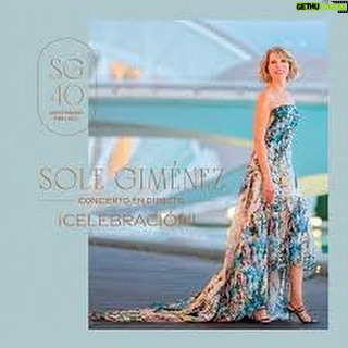 Pedro Ribeiro Instagram - Tropecei hoje no disco dos 40 anos de carreira (!) de Soledad Giménez, a voz de sempre dos para mim lendários Presuntos Implicados. Que viagem ao planeta 1992, às semanas em Barcelona nas olimpíadas, a viver um Verão único, fulgurante e inesquecível , e a descobrir uma pop espanhola que me ficou para sempre. Os Presuntos Implicados, que nunca recuperaram da saída da sua vocalista, permaneceram na minha banda sonora: El pan y la Sal, Como Hemos Cambiado (um hino pop à passagem do tempo), Mil Mariposas, Todas las Flores, Gente, Alma de Blues, Cada História, Cuando Quiero Sol, Recibes Cartas ou Al Atardecer soam intactas, depois de tanto tempo, em mim. E este disco, desta voz, devolveu-me aqueles fins de tarde de descoberta, deslumbramento e rasgar de horizontes de Barcelona, verão de 92. “Si uno es la poesía el otro es la sensatez Si uno dice "no me dejes, " el otro "quédate" Si uno es azul de cielo el otro es blanco de hospital Si uno lame las heridas el otro es gratitud, y uno más es multitud.” Plaza De España Barcelona