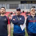 Pedro Ribeiro Instagram - Vou ter saudades. Ted Lasso é uma série que parte do universo de futebol para construir um irresistível enredo de personagens extraordinárias. Do improvável treinador americano e seu extravagante adjunto, à caricatura de Roy Keane aqui chamada Roy Kent, o ex jogador que rosna. Uma presidente campeã, uma super relações públicas, um assistente com alguns dos mais inesquecíveis momentos cómicos. A série trata de problemas da sociedade em que vivemos, e do futebol como eie é. Mas vai buscar ao futebol real gente do calibre do árbitro Mike Dean, ao grande Pep Guardiola, passando por Lineker e Henry. Até o soft sponsoring com marcas como a Apple ou a Nike é muito bem feito. A propósito, os equipamentos do fictício AFC Richmond são reais, têm preço de equipamentos a sério e estão esgotados no site da Nike. Isso mostra a força desta série, que é comédia para levar muito a sério. Para quem adora futebol então, todos os episódios são uma delícia. Mas não é essencial, acreditem. Ted Lasso, na Apple TV. “Believe”.