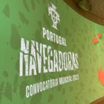 Pedro Ribeiro Instagram - Portugal no Mundial Feminino de Futebol. Hoje, no incrível espaço all in one do @bancobpi, conhecemos as convocadas para essa empolgante aventura, que vai acontecer na Nova Zelândia e Austrália. O apuramento para o Mundial é de cada jogadora da seleção, do selecionador de todo o draft, mas é de todas as meninas que jogaram às escondidas ou contra a vontade do preconceito, todos os pais e mães que as levaram aos treinos, tantas vezes em campos sem condições, em horários que mais ninguém queria, quando era possível. Todas as jogadoras que teimaram, não desistiram, não vergaram ao insulto nem ao preconceito, nunca hesitaram no amor por essa coisa única e universal: o incomparável prazer de chutar uma bola, fazer um grande golo, uma grande defesa, uma finta ou um corte decisivo. Essa energia única é universal. É de todos. E finalmente também é de todas. A história e o futebol das Navegadoras mostra que todos os sonhos são legítimos. Até…ganharmos um dia um Mundial. Parabéns à federação portuguesa de futebol, ao parceiro da primeira hora, BPI e sobretudo a elas, as craques. Vamos @portugal! Força Navegadoras! #bancoBPI #ÉumaMenina #portugal