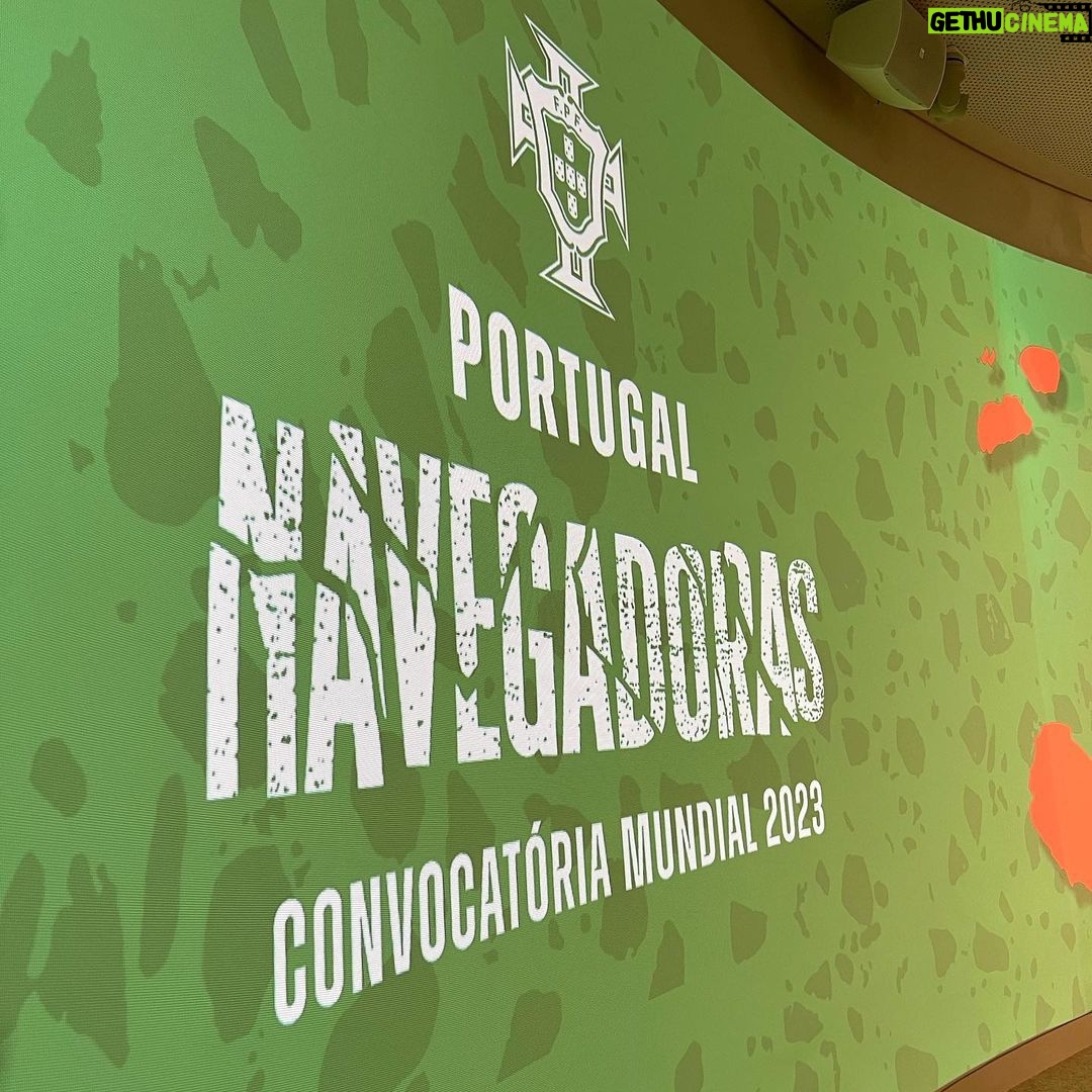 Pedro Ribeiro Instagram - Portugal no Mundial Feminino de Futebol. Hoje, no incrível espaço all in one do @bancobpi, conhecemos as convocadas para essa empolgante aventura, que vai acontecer na Nova Zelândia e Austrália. O apuramento para o Mundial é de cada jogadora da seleção, do selecionador de todo o draft, mas é de todas as meninas que jogaram às escondidas ou contra a vontade do preconceito, todos os pais e mães que as levaram aos treinos, tantas vezes em campos sem condições, em horários que mais ninguém queria, quando era possível. Todas as jogadoras que teimaram, não desistiram, não vergaram ao insulto nem ao preconceito, nunca hesitaram no amor por essa coisa única e universal: o incomparável prazer de chutar uma bola, fazer um grande golo, uma grande defesa, uma finta ou um corte decisivo. Essa energia única é universal. É de todos. E finalmente também é de todas. A história e o futebol das Navegadoras mostra que todos os sonhos são legítimos. Até…ganharmos um dia um Mundial. Parabéns à federação portuguesa de futebol, ao parceiro da primeira hora, BPI e sobretudo a elas, as craques. Vamos @portugal! Força Navegadoras! #bancoBPI #ÉumaMenina #portugal
