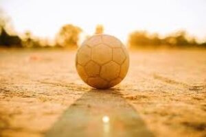 Pedro Ribeiro Instagram - Noutro dia, quando fui buscar a minha filha à escola, dei com um grupo de crianças a jogar à bola.
Não teriam mais de 5, 6 anos, rapazes e raparigas, a jogar à bola.  Felizes da vida, às fintas, no recreio. Nem balizas nem linhas, sem equipas, era tudo só a tentar ter a bola o mais tempo possível, fazer umas habilidades, sair do aperto a jogar. 
Notei que estavam todos contentes. Toda aquela criançada sorria, com aquela energia pura da infância. 
E dei comigo a notar que, também eu, aos 52, reconheço esse incomparável fascínio, a vertigem absoluta de existir, ali ao nosso alcance, uma bola de futebol.  Quem ganhou essa paixão na infância, nunca mais a perde. Caramba, o poder de uma bola de futebol. Que nos passem essa bola. O momento em que a recebemos, damos uns toques . Tão bom.
Aquela vertigem: estás na praia ou num jardim, seja onde for, e estão a jogar. Por sorte, alguém chuta a bola, deixando-a ao alcance de um passe nosso. 
Sabem?  Que prazer. 
Podem inventar mais e mais tecnologia. 
Mas uma bola a rodar…é íman. 
Passa aí! ⚽️