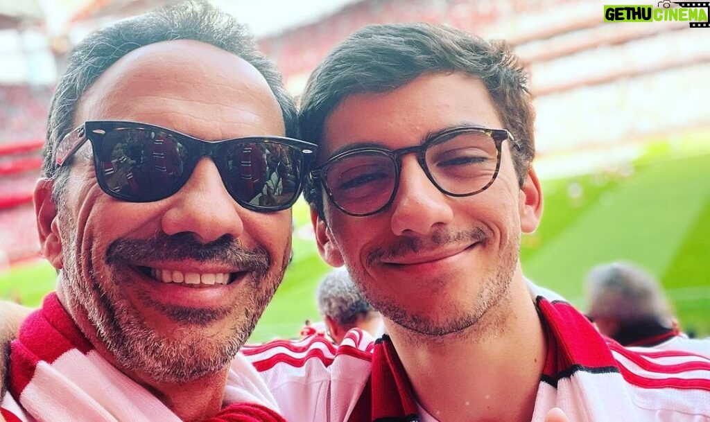 Pedro Ribeiro Instagram - Uma festa imensa. O Benfica é uma ideia maravilhosa que une milhões de pessoas. País e filhos, por exemplo. Viva o Benfica! O campeão voltou. #dameo39
