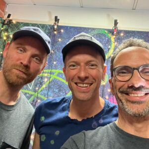 Pedro Ribeiro Instagram - Uma semana cheia. 
Os Coldplay são uns porreiros e o Chris Martin então…saiu melhor que a encomenda: simpático, cativante, boa conversa, e um olhar profundo que mostra que está mesmo a ouvir, está mesmo atento, está ali. Valeu! 

(Conversas com os Coldplay em Coimbra disponíveis no site da Comercial) 

Coimbra, obrigado. 
Que dias, estes.

(Desculpa Chris, escolhi a fotografia em que ficaste pior! 🤦🏻‍♂️😂)