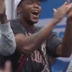 Pedro Ribeiro Instagram - De vez em quando volto a este vídeo do rookie dos Detroit Liins, Aidan Hutchinson, a apresentar-se à equipa e a conquistá-la completamente, com o poder de uma super canção. E de uns mooves tímidos mas certeiros. Gosto de tudo aqui, sobretudo a maneira como a música se espalha e enche a sala inteira, acabando tudo em festa. Tão bom. A música. Sempre a Música. ❤️