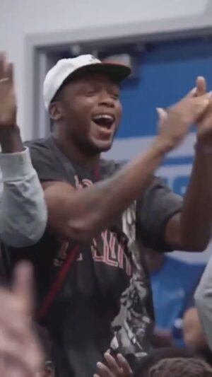 Pedro Ribeiro Instagram - De vez em quando volto a este vídeo do rookie dos Detroit Liins, Aidan Hutchinson, a apresentar-se à equipa e a conquistá-la completamente, com o poder de uma super canção. 
E de uns mooves tímidos mas certeiros. Gosto de tudo aqui, sobretudo a maneira como a música se espalha e enche a sala inteira, acabando tudo em festa. 
Tão bom. 
A música. Sempre a Música. ❤️