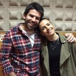 Pedro Ribeiro Instagram - Da fotografia do 1º dia à festa do 8º aniversário do Já se faz tarde, o 17-20 da Comercial. 
O programa “que não ia dar nunca” fez-se líder incontestado do seu horário, anos a fio. Parabéns Joana e Diogo, Patrícia, Marta e Lourenço.  À liderança da Comercial passa muito pela química, o tom e o rasgo deste programa. 
A magia da rádio juntou no ar duas pessoas tão mas tão diferentes. Imbatíveis. 
Parabéns Já se faz tarde. Obrigado. Play the music.