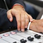 Pedro Ribeiro Instagram - Nós, nos feriados, revezamo-nos. Calhou ser eu a fazer este. Naquele casulo íntimo, que é um estúdio de rádio sem mais ninguém, só eu, o microfone, os auscultadores, uma luz vaga. Eu quase nunca tenho esta oportunidade, na verdade. Faço rádio com mais três ou quatro pessoas em estúdio. E o TNT, ao fim de semana, é gravado. Ter 4 horas de rádio em modo original, só eu, a música e ouvintes, foi um bálsamo. Eu adoro as Manhãs e a equipa, claro, mas isto é diferente. É a essência de quem foi escolhido por esta profissão. Falar na rádio. Sentir que se chega às pessoas. Conseguir surpreende-las, emocionar por vezes, fazer sorrir ou comover. Encontrar a magia, intacta. Tão pura como quando eu comecei a ouvir rádio na sala lá de casa, tinha 5 ou 6 anos. O mesmo encantamento, pueril e límpido, de quem sabe bem que adora o que faz, e tem a sorte de o fazer. Naquelas quatro horas, fui tão feliz. Não deixei que as preocupações, frustrações e inquietações do dia a dia tivessem qualquer hipótese. Desfrutei dos pormenores que só quem faz rádio entende. Um timing de improviso que sai perfeito. Um ouvinte que nos mostra que percebeu uma subtileza qualquer. Pessoal a cantar a música que escolhi, mostrando-me que acertei na mouche. Alegria que nasce naquele estúdio, e chega onde esteja alguém a ouvir. E está toda a gente junta, de outra maneira. O que eu cantei, aos berros, sozinho no estúdio. Tão bom. Um dia, quando eu já cá não estiver, alguém se lembrará, eventualmente, de mim, e dirá algo como “ah, sim. Era um gajo da Rádio.” Não anseio por um legado diferente. Só quero ter ainda muitos anos para sentir aquele raio de energia boa que nos percorre o corpo quando, num dado momento de uma emissão de rádio, desligamos o microfone e pensamos: “yeah, que fixe que isto foi!” Voltei para casa tão contente. Estava sol firme, e céu azul. Rádio Comercial