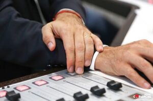 Pedro Ribeiro Instagram - Nós, nos feriados, revezamo-nos. Calhou ser eu a fazer este. 
Naquele casulo íntimo, que é um estúdio de rádio sem mais ninguém, só eu, o microfone, os auscultadores, uma luz vaga. 
Eu quase nunca tenho esta oportunidade, na verdade. Faço rádio com mais três ou quatro pessoas em estúdio. E o TNT, ao fim de semana, é gravado. 
Ter 4 horas de rádio em modo original, só eu, a música e ouvintes, foi um bálsamo. 
Eu adoro as Manhãs e a equipa, claro, mas isto é diferente. É a essência de quem foi escolhido por esta profissão. Falar na rádio. Sentir que se chega às pessoas. Conseguir surpreende-las, emocionar por vezes, fazer sorrir ou comover. Encontrar a magia, intacta. Tão pura como quando eu comecei a ouvir rádio na sala lá de casa, tinha 5 ou 6 anos. 
O mesmo encantamento, pueril e límpido, de quem sabe bem que adora o que faz, e tem a sorte de o fazer. 
Naquelas quatro horas, fui tão feliz. Não deixei que as preocupações, frustrações e inquietações do dia a dia tivessem qualquer hipótese. Desfrutei dos pormenores que só quem faz rádio entende. Um timing de improviso que sai perfeito. Um ouvinte que nos mostra que percebeu uma subtileza qualquer. Pessoal a cantar a música que escolhi, mostrando-me que acertei na mouche. Alegria que nasce naquele estúdio, e chega onde esteja alguém a ouvir. E está toda a gente junta, de outra maneira. O que eu cantei, aos berros, sozinho no estúdio. Tão bom. 
Um dia, quando eu já cá não estiver, alguém se lembrará, eventualmente, de mim, e dirá algo como “ah, sim. Era um gajo da Rádio.” 
Não anseio por um legado diferente. Só quero ter ainda muitos anos para sentir aquele raio de energia boa que nos percorre  o corpo quando, num dado momento de uma emissão de rádio, desligamos o microfone e pensamos: “yeah, que fixe que isto foi!” 
Voltei para casa tão contente. 
Estava sol firme, e céu azul.