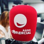Pedro Ribeiro Instagram - Saíram hoje audiências: PRIMEIROS! Faz a festa aquele ouvinte que nos escolhe, quando está no seu trator, todos os dias, numa herdade do Alentejo. Aquela família que passa as manhãs na VCI e vai a rir connosco, partilhando a sua alegria pelo Whatsapp. É o camionista de longo curso que tem a rádio ligada, pelas estradas da Europa, Rádio contra a solidão. Ouvintes do litoral e do interior. De norte a sul e longe do seu país. É cada um e cada uma, no seu dia a dia. Os que se manifestam nas redes ou no Whatsapp, e aqueles que nunca dizem nada, mas estão lá. Nas auto estradas e nas estradas do interior. Em hospitais, oficinas, escritórios, restaurantes, lojas, fábricas, comboios, aeroportos, armazéns, vinhas, aldeias, vilas e cidades. São as crianças que pedem para os pais subirem o volume no Eu é que sei. É um ouvinte de 82 anos que nos troca as voltas no “Quantos anos tem?”. Cada ouvinte desta enorme família. Parabéns e obrigado a todos, em nome de toda a equipa. Juntos! Em casa, no carro, em todo o lado. #aradionumero1deportugal