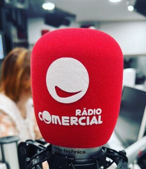 Pedro Ribeiro Instagram - Saíram hoje audiências: PRIMEIROS!

Faz a festa aquele ouvinte que nos escolhe, quando está no seu trator, todos os dias, numa herdade do Alentejo. 
Aquela família que passa as manhãs na VCI e vai a rir connosco, partilhando a sua alegria pelo Whatsapp. É o camionista de longo curso que tem a rádio ligada, pelas estradas da Europa, Rádio contra a solidão. Ouvintes do litoral e do interior. De norte a sul e longe do seu país. É cada um e cada uma, no seu dia a dia. Os que se manifestam nas redes ou no Whatsapp, e aqueles que nunca dizem nada, mas estão lá. Nas auto estradas e nas estradas do interior. Em hospitais, oficinas, escritórios, restaurantes, lojas, fábricas, comboios, aeroportos, armazéns, vinhas, aldeias, vilas e cidades. 
São as crianças que pedem para os pais subirem o volume no Eu é que sei. É um ouvinte de 82 anos que nos troca as voltas no “Quantos anos tem?”.
Cada ouvinte desta enorme família. 
Parabéns e obrigado a todos, em nome de toda a equipa. Juntos! 
Em casa, no carro, em todo o lado.

#aradionumero1deportugal
