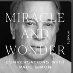 Pedro Ribeiro Instagram - Já tenho falado aqui das canções do genial Paul Simon, e do quão importantes algumas delas são, para mim. Este audiobook só veio aumentar ainda mais a minha admiração por este nova-iorquino de Queens. É um livro de deliciosas, muitas vezes surpreendentes, conversas, sempre com música dentro. Como “The Sounds of Silence” nasce na casa de banho de casa dos pais, de como “Bridge Over Troubled Water” nasce de uma canção gospel, “Still Crazy After All These Years” pode ter a ver com… Jobim, etc Paul Simon explica as canções e a sua obsessão por descobrir novas maneiras de as criar. De “The Boxer” a “”América” (esta com direito a um elogio rendido de Sting, na 1ª pessoa), the Late in the Evening a The Obvious Child. Com ele muitas vezes a pegar na guitarra e a cantar. É um audiobook que vai encantar quem é músico, acho. Eu, que não sou músico mas amo música, estou deliciado, nas minhas viagens de carro, por estes dias, a ouvir e desfrutar de cada capítulo. Sons de canções e conversas que são, de repente, íntimas como as conversas com amigos de há muito tempo. Um rumor de nostalgia e pertença. …like a train in a distance. (“Miracle and Wonder: Conversations with Paul Simon” de Malcolm Gladwell e Bruce Headlam.)