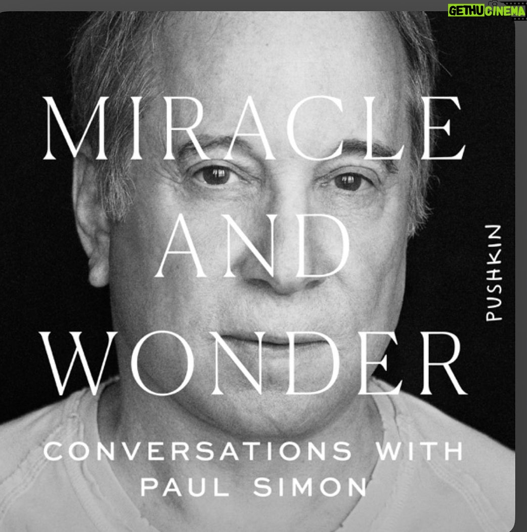 Pedro Ribeiro Instagram - Já tenho falado aqui das canções do genial Paul Simon, e do quão importantes algumas delas são, para mim. Este audiobook só veio aumentar ainda mais a minha admiração por este nova-iorquino de Queens. É um livro de deliciosas, muitas vezes surpreendentes, conversas, sempre com música dentro. Como “The Sounds of Silence” nasce na casa de banho de casa dos pais, de como “Bridge Over Troubled Water” nasce de uma canção gospel, “Still Crazy After All These Years” pode ter a ver com… Jobim, etc Paul Simon explica as canções e a sua obsessão por descobrir novas maneiras de as criar. De “The Boxer” a “”América” (esta com direito a um elogio rendido de Sting, na 1ª pessoa), the Late in the Evening a The Obvious Child. Com ele muitas vezes a pegar na guitarra e a cantar. É um audiobook que vai encantar quem é músico, acho. Eu, que não sou músico mas amo música, estou deliciado, nas minhas viagens de carro, por estes dias, a ouvir e desfrutar de cada capítulo. Sons de canções e conversas que são, de repente, íntimas como as conversas com amigos de há muito tempo. Um rumor de nostalgia e pertença. …like a train in a distance. (“Miracle and Wonder: Conversations with Paul Simon” de Malcolm Gladwell e Bruce Headlam.)