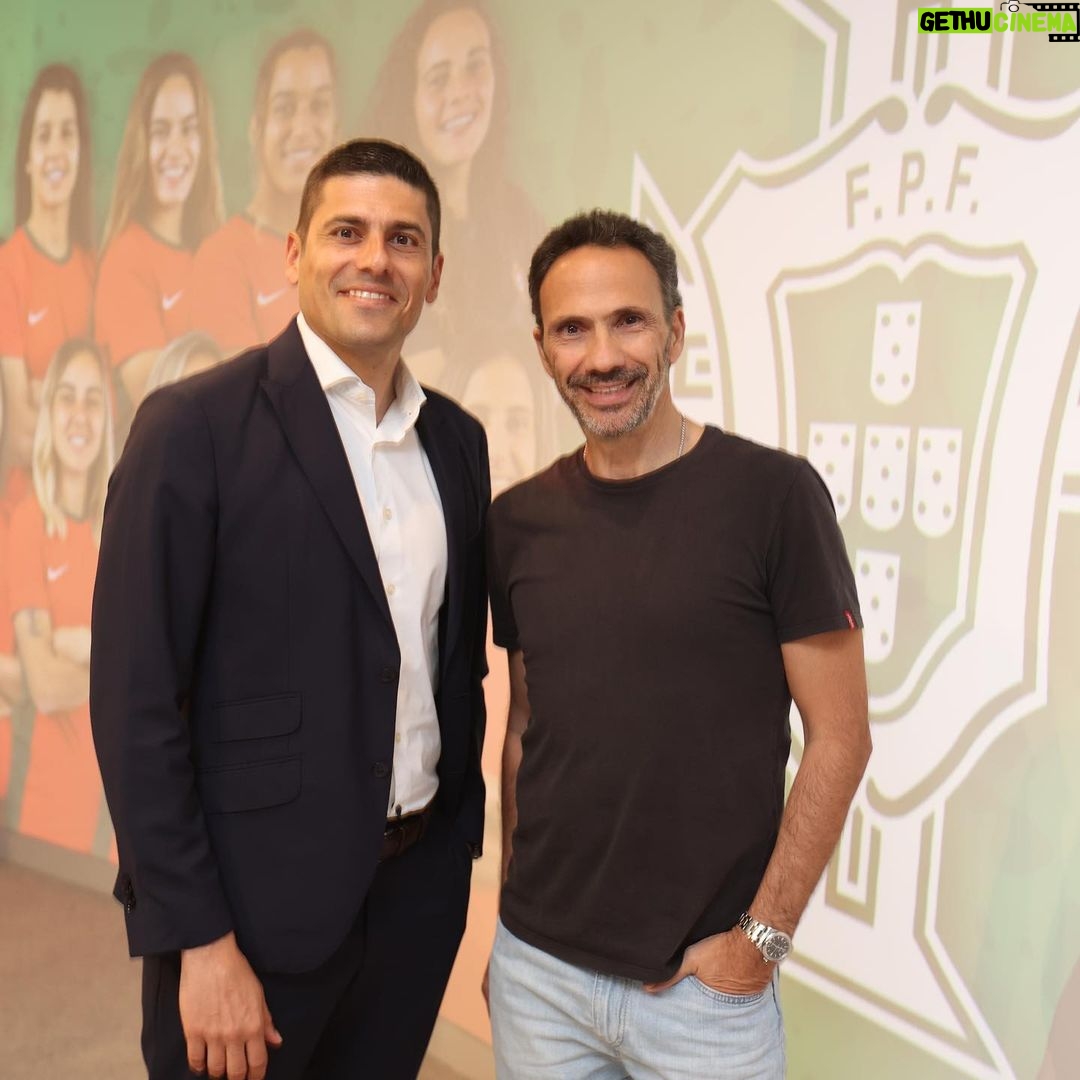 Pedro Ribeiro Instagram - Portugal no Mundial Feminino de Futebol. Hoje, no incrível espaço all in one do @bancobpi, conhecemos as convocadas para essa empolgante aventura, que vai acontecer na Nova Zelândia e Austrália. O apuramento para o Mundial é de cada jogadora da seleção, do selecionador de todo o draft, mas é de todas as meninas que jogaram às escondidas ou contra a vontade do preconceito, todos os pais e mães que as levaram aos treinos, tantas vezes em campos sem condições, em horários que mais ninguém queria, quando era possível. Todas as jogadoras que teimaram, não desistiram, não vergaram ao insulto nem ao preconceito, nunca hesitaram no amor por essa coisa única e universal: o incomparável prazer de chutar uma bola, fazer um grande golo, uma grande defesa, uma finta ou um corte decisivo. Essa energia única é universal. É de todos. E finalmente também é de todas. A história e o futebol das Navegadoras mostra que todos os sonhos são legítimos. Até…ganharmos um dia um Mundial. Parabéns à federação portuguesa de futebol, ao parceiro da primeira hora, BPI e sobretudo a elas, as craques. Vamos @portugal! Força Navegadoras! #bancoBPI #ÉumaMenina #portugal