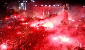 Pedro Ribeiro Instagram - Uma festa imensa. 
O Benfica é uma ideia maravilhosa que une milhões de pessoas. 
País e filhos, por exemplo. Viva o Benfica! O campeão voltou. 

#dameo39