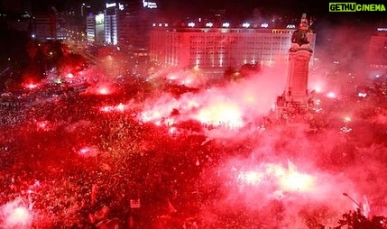 Pedro Ribeiro Instagram - Uma festa imensa. O Benfica é uma ideia maravilhosa que une milhões de pessoas. País e filhos, por exemplo. Viva o Benfica! O campeão voltou. #dameo39