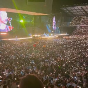 Pedro Ribeiro Instagram - Uma semana cheia. 
Os Coldplay são uns porreiros e o Chris Martin então…saiu melhor que a encomenda: simpático, cativante, boa conversa, e um olhar profundo que mostra que está mesmo a ouvir, está mesmo atento, está ali. Valeu! 

(Conversas com os Coldplay em Coimbra disponíveis no site da Comercial) 

Coimbra, obrigado. 
Que dias, estes.

(Desculpa Chris, escolhi a fotografia em que ficaste pior! 🤦🏻‍♂️😂)