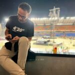Pedro Ribeiro Instagram - Uma semana cheia. Os Coldplay são uns porreiros e o Chris Martin então…saiu melhor que a encomenda: simpático, cativante, boa conversa, e um olhar profundo que mostra que está mesmo a ouvir, está mesmo atento, está ali. Valeu! (Conversas com os Coldplay em Coimbra disponíveis no site da Comercial) Coimbra, obrigado. Que dias, estes. (Desculpa Chris, escolhi a fotografia em que ficaste pior! 🤦🏻‍♂️😂)