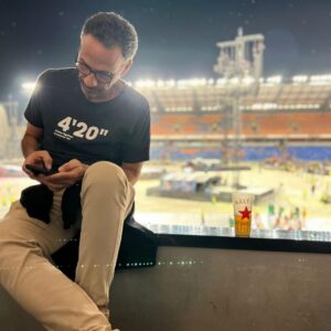 Pedro Ribeiro Instagram - Uma semana cheia. 
Os Coldplay são uns porreiros e o Chris Martin então…saiu melhor que a encomenda: simpático, cativante, boa conversa, e um olhar profundo que mostra que está mesmo a ouvir, está mesmo atento, está ali. Valeu! 

(Conversas com os Coldplay em Coimbra disponíveis no site da Comercial) 

Coimbra, obrigado. 
Que dias, estes.

(Desculpa Chris, escolhi a fotografia em que ficaste pior! 🤦🏻‍♂️😂)