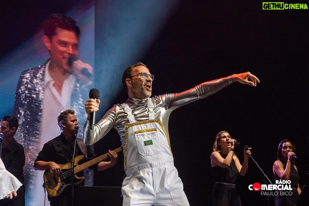 Pedro Ribeiro Instagram - De um fim de semana no Porto. Concertos inesquecíveis, obrigado público da invicta! Obrigado também à @massimodutti (e à @favoritepeoplestore 🙂) Obrigado ao @hiltonportogaia , @enoteca17.56 pelos almoços e à Franklin que nos transportou em modo banda Rock. Obrigado a toda a equipa, e um abraço especial ao João Pedro, que não pôde estar mas esteve sempre. Vera, Nuno e Vasco: seguimos! 💪 Super Bock Arena