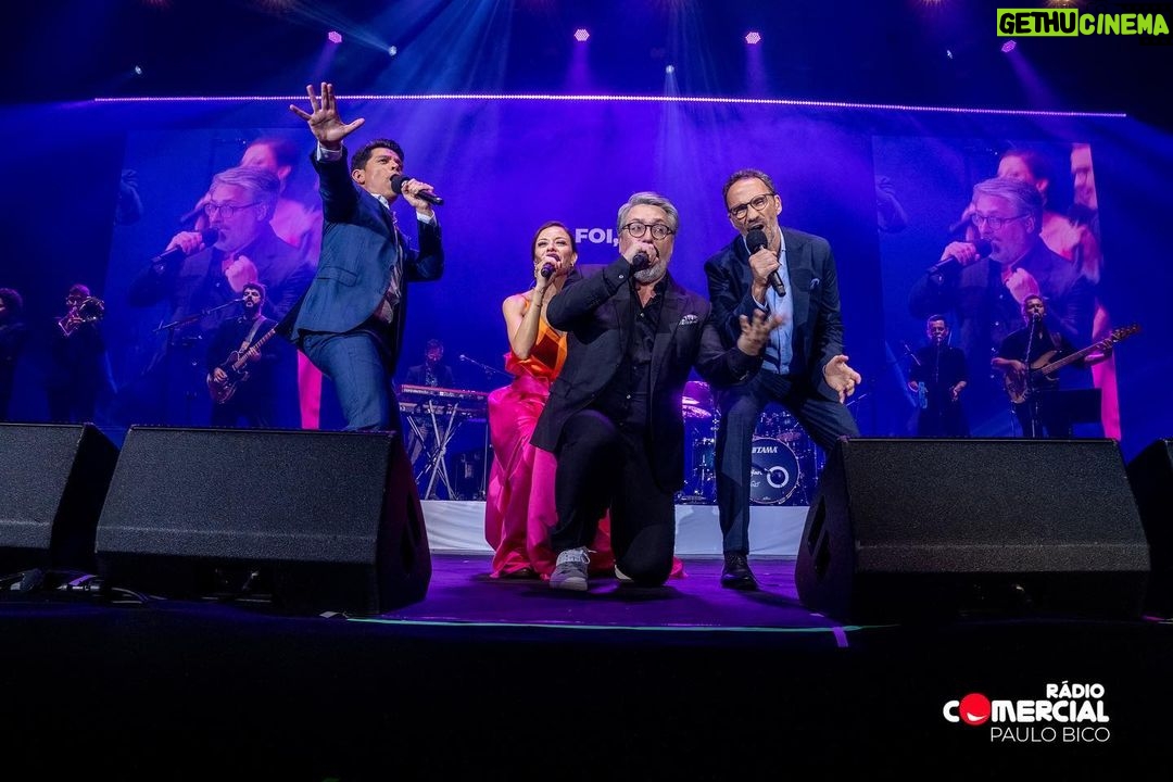 Pedro Ribeiro Instagram - De um fim de semana no Porto. Concertos inesquecíveis, obrigado público da invicta! Obrigado também à @massimodutti (e à @favoritepeoplestore 🙂) Obrigado ao @hiltonportogaia , @enoteca17.56 pelos almoços e à Franklin que nos transportou em modo banda Rock. Obrigado a toda a equipa, e um abraço especial ao João Pedro, que não pôde estar mas esteve sempre. Vera, Nuno e Vasco: seguimos! 💪 Super Bock Arena