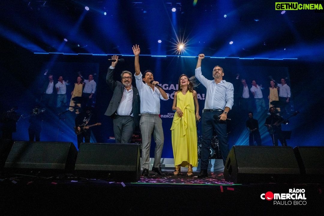 Pedro Ribeiro Instagram - De um fim de semana no Porto. Concertos inesquecíveis, obrigado público da invicta! Obrigado também à @massimodutti (e à @favoritepeoplestore 🙂) Obrigado ao @hiltonportogaia , @enoteca17.56 pelos almoços e à Franklin que nos transportou em modo banda Rock. Obrigado a toda a equipa, e um abraço especial ao João Pedro, que não pôde estar mas esteve sempre. Vera, Nuno e Vasco: seguimos! 💪 Super Bock Arena
