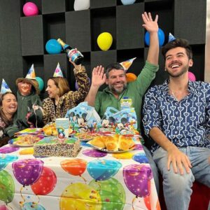 Pedro Ribeiro Instagram - Da fotografia do 1º dia à festa do 8º aniversário do Já se faz tarde, o 17-20 da Comercial. 
O programa “que não ia dar nunca” fez-se líder incontestado do seu horário, anos a fio. Parabéns Joana e Diogo, Patrícia, Marta e Lourenço.  À liderança da Comercial passa muito pela química, o tom e o rasgo deste programa. 
A magia da rádio juntou no ar duas pessoas tão mas tão diferentes. Imbatíveis. 
Parabéns Já se faz tarde. Obrigado. Play the music.