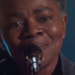Pedro Ribeiro Instagram - Gostei muito deste dueto. Gosto muito da Tracy Chapman. Luke Combs é uma estrela da Country, que descobriu Fast Car, em criança, nas viagens de carro com o pai, que, de cada vez que a música tocava no rádio, punha mais alto. Uma prática sábia que defendo com convicção. Actuaram os 2 na cerimónia dos Grammy, e o momento é de uma simplicidade deliciosa. Como a canção, do extraordinário álbum de estreia de Tracy. A cantora, hoje com quase 60 anos, e o miúdo de 33, arrasaram. “Maybe we’ll make somethin’ Me myself I got nothing to prove.”