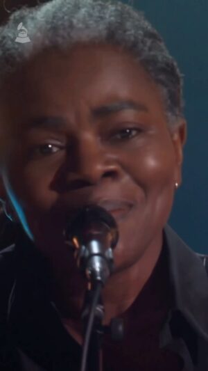 Pedro Ribeiro Instagram - Gostei muito deste dueto.
Gosto muito da Tracy Chapman. Luke Combs é uma estrela da Country, que descobriu Fast Car, em criança, nas viagens de carro com o pai, que, de cada vez que a música tocava no rádio, punha mais alto. 
Uma prática sábia que defendo com convicção. 
Actuaram os 2 na cerimónia dos Grammy, e o momento é de uma simplicidade deliciosa. Como a canção, do extraordinário álbum de estreia de Tracy.
A cantora, hoje com quase 60 anos, e o miúdo de 33, arrasaram.

“Maybe we’ll make somethin’
Me myself I got nothing to prove.”